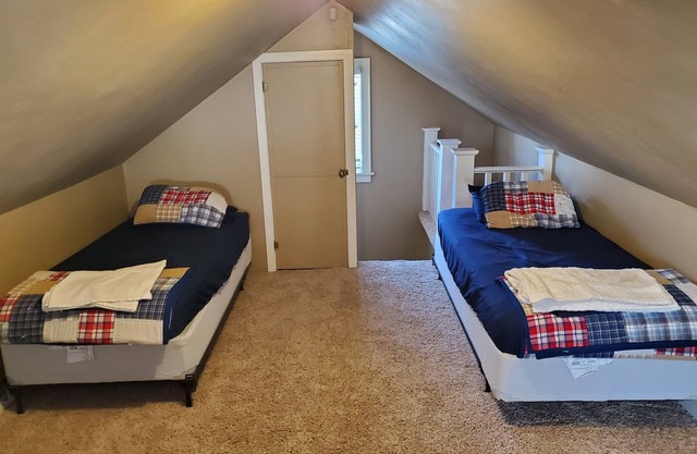 Historic Twin Tudors Inn Northwest Room w/Loft (KP1400Loft)