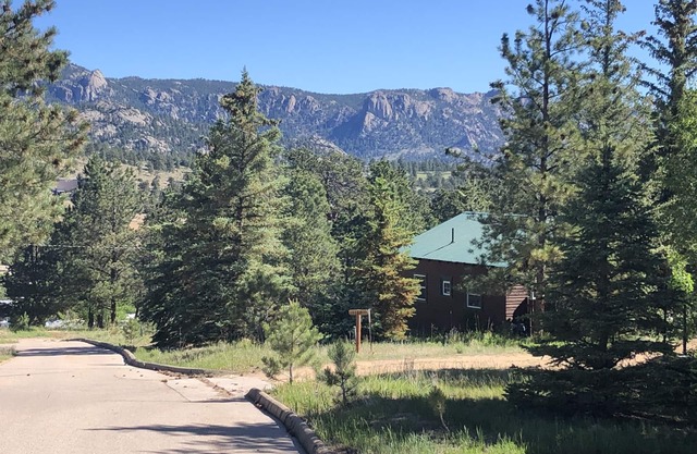 Historic Updated Estes Park Cabin 1 mile from Rocky Mtn National Park