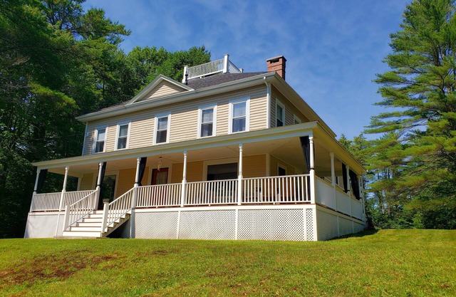 Historic Victorian on Mirror Lake Sleeps 16