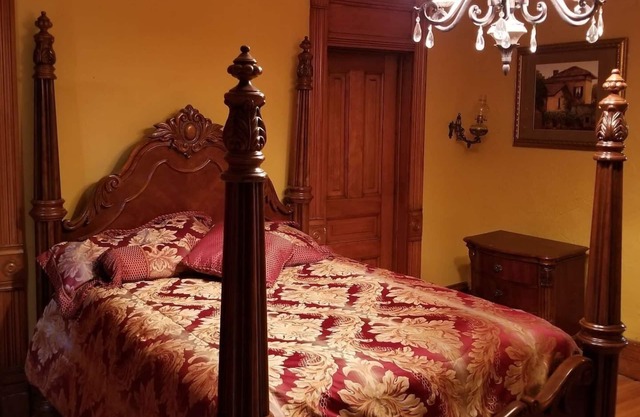 Historic Victorian Inn Gold Suite