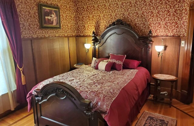 Historic Victorian Inn Wine Suite
