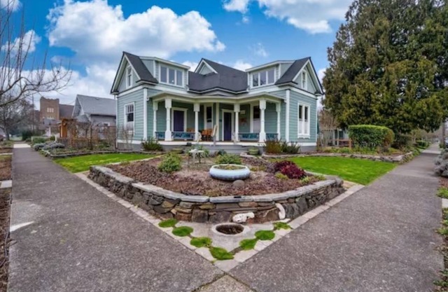 Historic Victorian 4 BR, 4.5 Bath home, w/optional add'l 1 BR, 1 Bath unit.