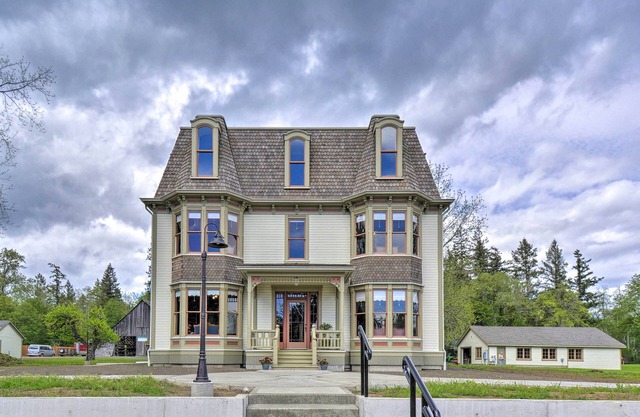 Historic, Victorian Villa w/Park On-Site