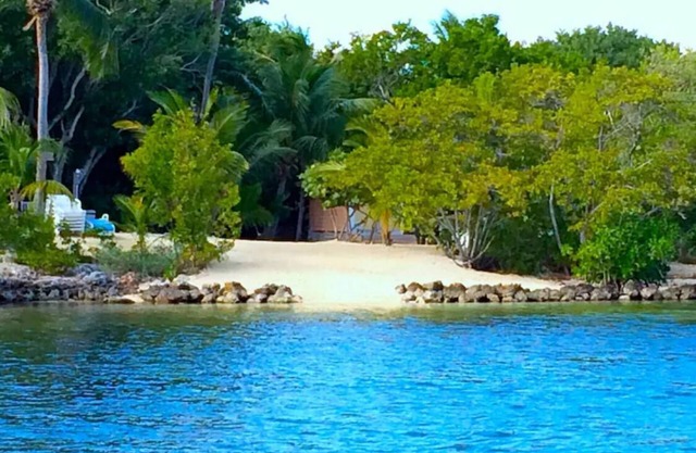 Historic Waterfront Home - 2 ac - Dock, Garden -Beach in Key Largo sleeps 16