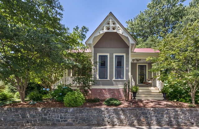 Historical Award Winning Cottage in Montford 2 Blocks to Downtown