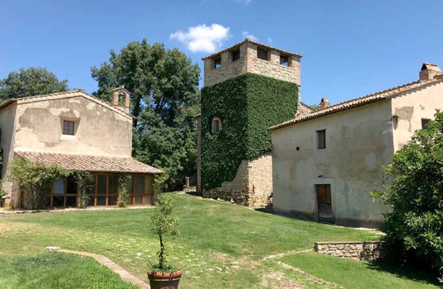 Historical, restored borgo with little church, wide nature + priv. lake