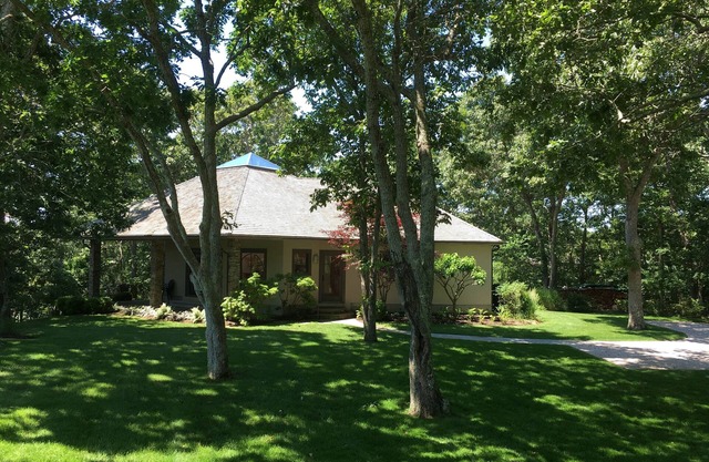 Hither Hills - Pristine Guest House on private estate; walk to beach.