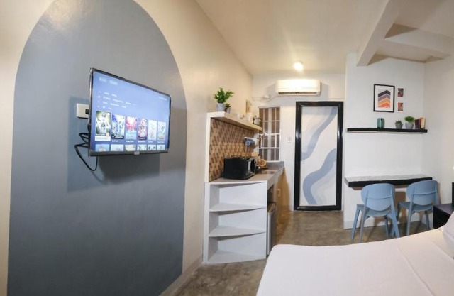 Hive Manila Guesthouse and Apartments 400 Mbps - Gallery Studio