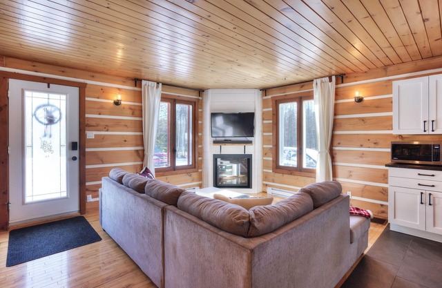Hjort Cottage - Rivière-Rouge, 3BDR 7bed Heated floors Riverfront Spa, Pool table Gas fireplace Newl