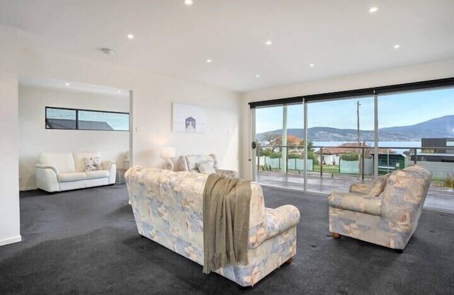 Hobart City Views 3 Bed & 2 Bath lock up garage