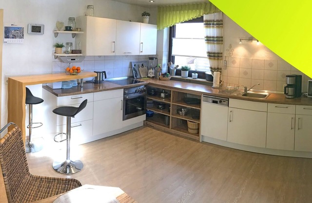 Hochwertige Ferienwohnung mit großem Balkon, kostenfreies WLAN, komplett ausgestattete Küche