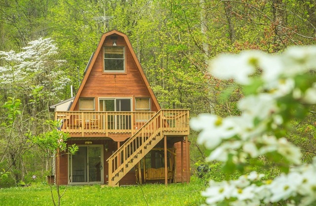 Hocking Hills Cabin Wifi, FirePit, Walking Trail . Peaceful location.