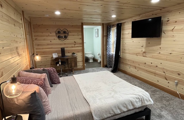 Hocking Hills Getaway @ Pine Creek Villas! The Oak Room - Honeymoon Suite