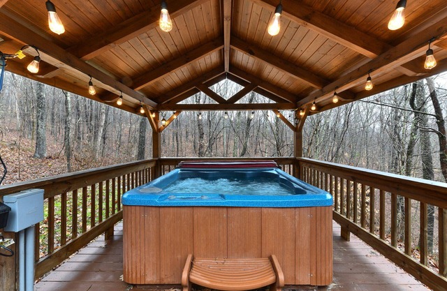 Hocking Hills Secluded Cabin Hot Tub Fireplace