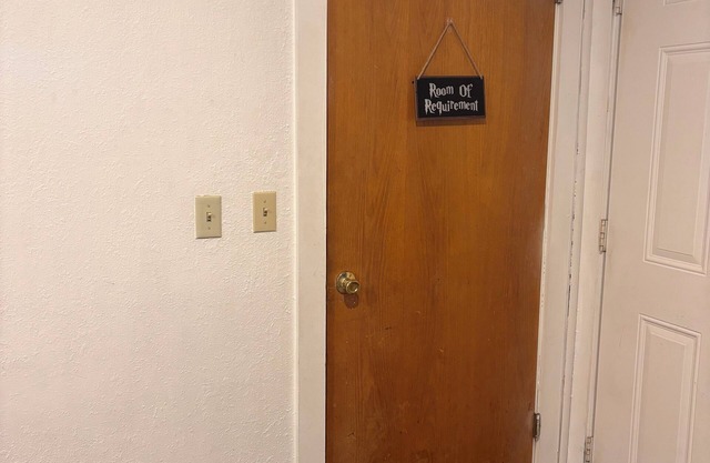 Hogwartz "House Ravenclaw" Themed 2-bd, 1-ba upstairs apartment.