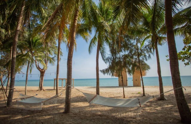 Hola Beach-Beach Club & Eco Glamping Resort