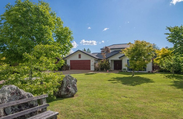 HOLDENS BAY RETREAT - ROTORUA HOLIDAY HOME, with a garden in Rotorua