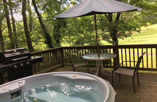 Hole in One - Hot Tub, Close to Fishing, Fireplace, Romantic, Views, Wi-Fi , Pet