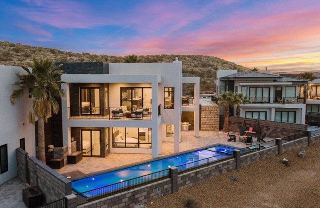 Hole In One ~ Luxury Retreat ~ Scenic Views ~ Pool