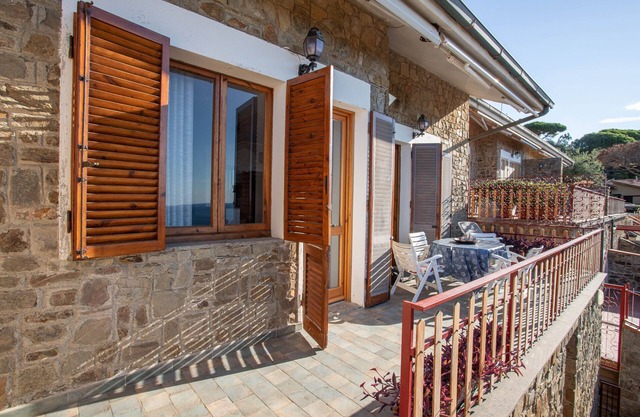 Holiday Home 'Casa Loriana' with Sea View, Private Terrace and Wi-Fi