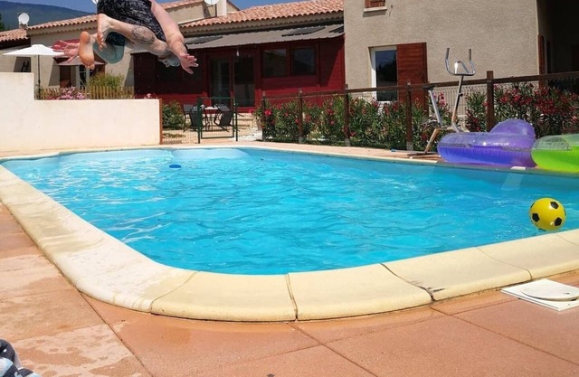 Holiday house of 90m2, 6 people 10 minutes from Sisteron, shared swimming pool
