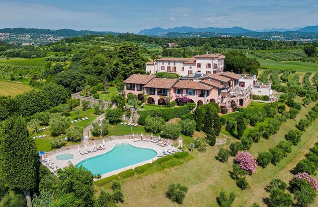 Holiday apartment with lake view, air conditioning, WiFi and pool