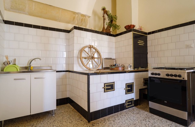 Holiday Apartment 1 - Palazzo Costantini with Balcony, Shared Garden & Wi-Fi