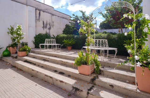 Holiday Apartment 2 - Palazzo Costantini with Balcony, Shared Garden & Wi-Fi