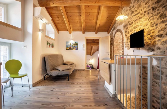 Holiday Apartment Gufo with Balcony, Shared Pool & Wi-Fi