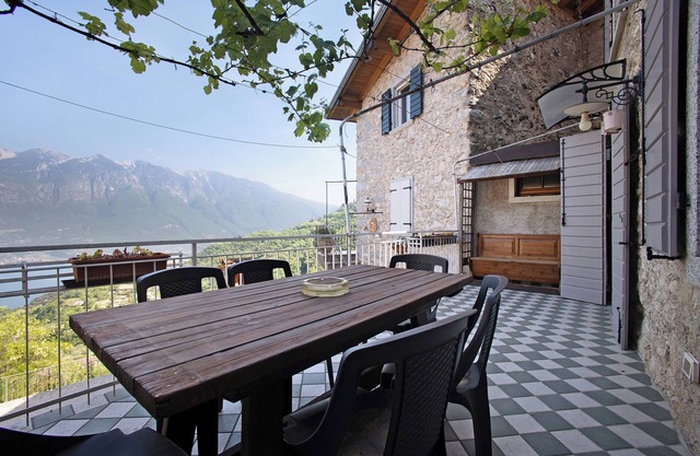 Holiday Apartment Casa Oliva with Lake View, Balcony & Wi-Fi