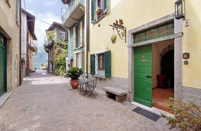 Holiday Apartment "Moto Guzzi Le Coccinelle Home" with Lake View & Wi-Fi