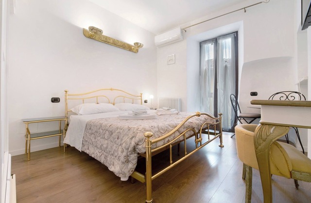 Holiday Apartment "Lario Le Coccinelle Home" with a View of Lake Como, Balcony & Wi-Fi
