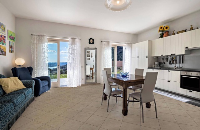 Holiday Apartment "Loretta in Villa Fiore" with Lake View, Shared Pool and Garden