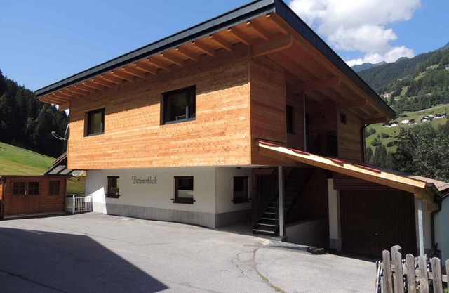 Holiday apartment with a mountain panorama and the surrounding mountains