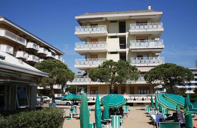 Holiday apartment with balcony, only 20m from the sea