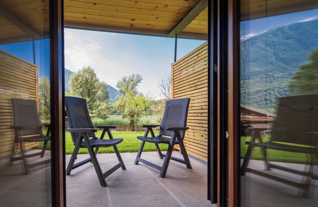 Holiday Apartment "6" with Lake View, Shared Pool & Wi-Fi