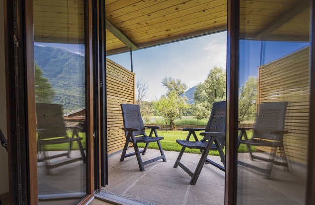 Holiday Apartment "7" with Lake View, Shared Pool & Wi-Fi