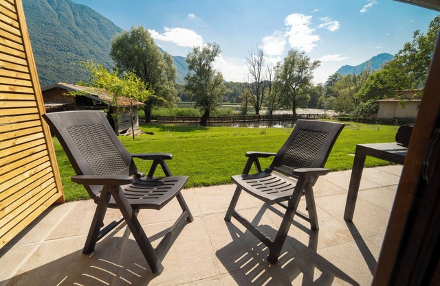 Holiday Apartment "8" with Lake View, Shared Pool & Wi-Fi