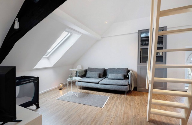 Holiday Apartment "Adlernest Mit Weinbergblick" with Mountain View & Wi-Fi