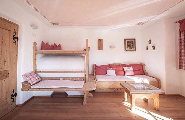 Holiday Apartment "Alpenrose" with Mountain View, Private Terrace & Wi-Fi