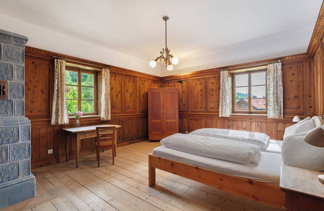 Holiday Apartment 'Ansitz Baumannhof Erker Suite' with Mountain View, Shared Garden and Wi-Fi