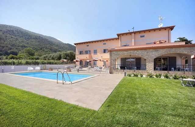Holiday Apartment "Antichi Ricordi - Il Pollaio" with Private Terrace, Shared Pool & Wi-Fi