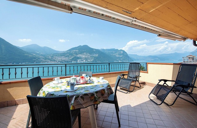 Holiday Apartment "Bella Isola" with Lake View, Private Terrace & Wi-Fi