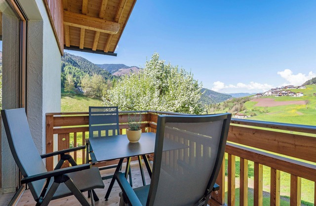Holiday Apartment 'Baumannhof Apartment Aria' with Mountain View, Shared Terrace and Wi-Fi