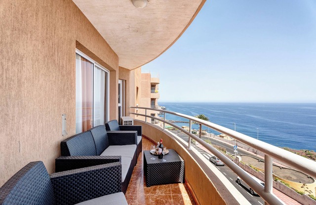 Holiday Apartment 'Beautiful 3 Bedrooms Wifi Sea View' with Sea View, Wi-Fi and Air Conditioning
