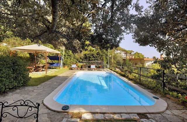 Holiday Apartment "Belvedere Su Bergeggi In Villa" with Sea View, Shared Pool & Private Terrace