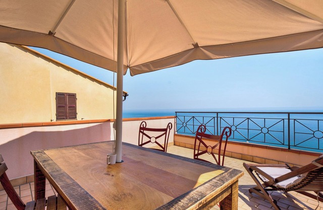 Holiday Apartment "Casa Scotland" with Sea View, Private Terrace & Wi-Fi