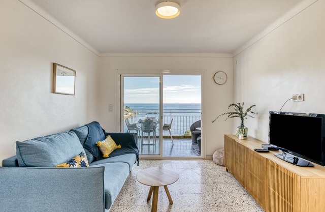 Holiday Apartment "Can Estrellas" with Sea View, Private Terrace & Wi-Fi