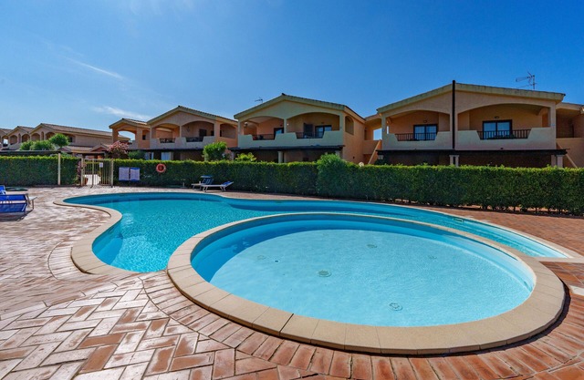 Holiday Apartment 'Casa Vacanze Mandorlo' with Shared Pool, Terrace & Garden
