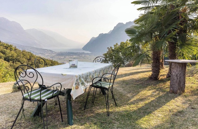 Holiday Apartment 'Casa Zanoni' with Lake View, Shared Garden, Balcony & Wi-Fi